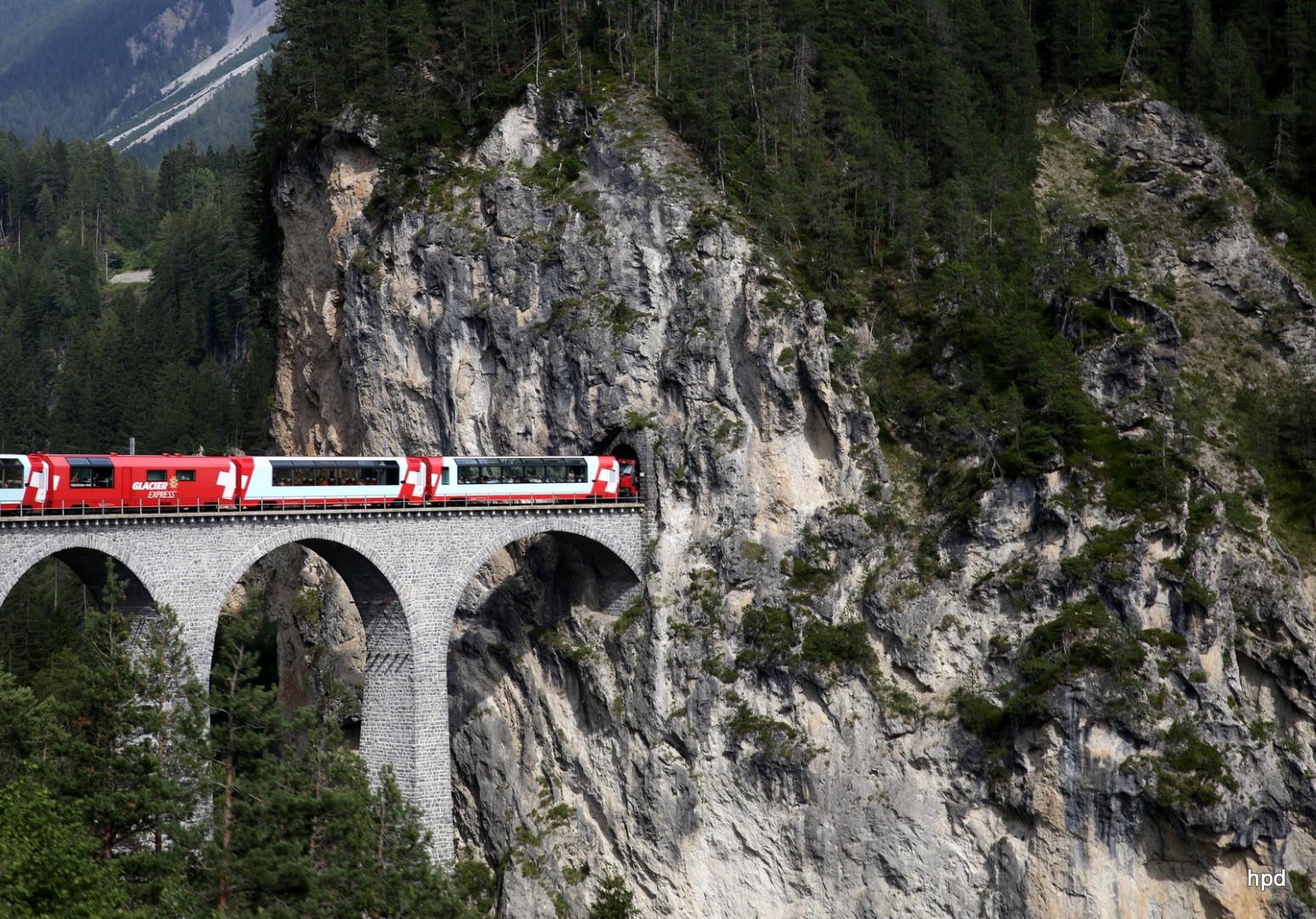 Bernina-Express am Lago Bianco und Ospizio Bernina